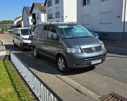 Серый Фольксваген Мультиван, объемом двигателя 2.5 л и пробегом 370 тыс. км за 11500 $, фото 1 на Automoto.ua