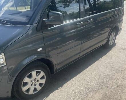 Серый Фольксваген Мультиван, объемом двигателя 2.5 л и пробегом 348 тыс. км за 11500 $, фото 1 на Automoto.ua