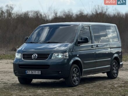 Серый Фольксваген Мультиван, объемом двигателя 2.5 л и пробегом 320 тыс. км за 12990 $, фото 1 на Automoto.ua
