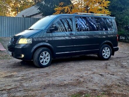 Серый Фольксваген Мультиван, объемом двигателя 2.5 л и пробегом 315 тыс. км за 15999 $, фото 1 на Automoto.ua