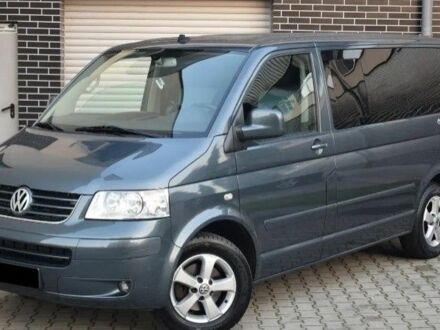 Серый Фольксваген Мультиван, объемом двигателя 2.5 л и пробегом 230 тыс. км за 7900 $, фото 1 на Automoto.ua