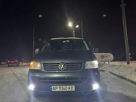 Серый Фольксваген Мультиван, объемом двигателя 2.5 л и пробегом 320 тыс. км за 11300 $, фото 1 на Automoto.ua