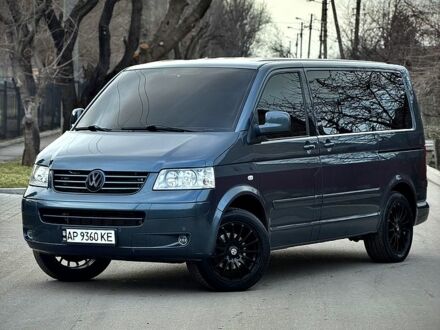 Серый Фольксваген Мультиван, объемом двигателя 2.5 л и пробегом 320 тыс. км за 14500 $, фото 1 на Automoto.ua