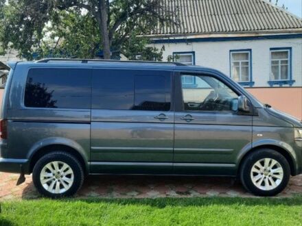 Серый Фольксваген Мультиван, объемом двигателя 2.5 л и пробегом 350 тыс. км за 12000 $, фото 1 на Automoto.ua