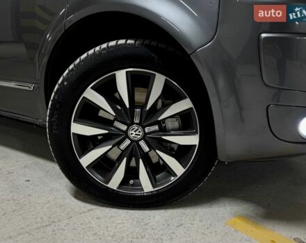 Сірий Фольксваген Мультиван, об'ємом двигуна 2 л та пробігом 250 тис. км за 25000 $, фото 1 на Automoto.ua