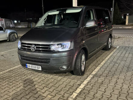 Серый Фольксваген Мультиван, объемом двигателя 1.98 л и пробегом 300 тыс. км за 23000 $, фото 1 на Automoto.ua