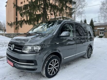 Сірий Фольксваген Мультиван, об'ємом двигуна 2 л та пробігом 209 тис. км за 27900 $, фото 1 на Automoto.ua