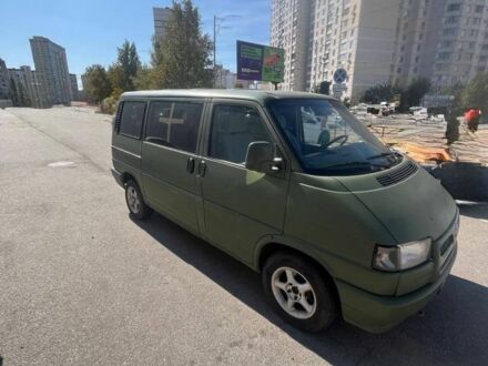 Зеленый Фольксваген Мультиван, объемом двигателя 2.5 л и пробегом 350 тыс. км за 3100 $, фото 1 на Automoto.ua