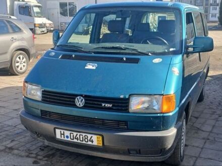 Зеленый Фольксваген Мультиван, объемом двигателя 2.4 л и пробегом 350 тыс. км за 3200 $, фото 1 на Automoto.ua