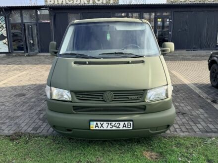 Зеленый Фольксваген Мультиван, объемом двигателя 2.5 л и пробегом 320 тыс. км за 3800 $, фото 1 на Automoto.ua