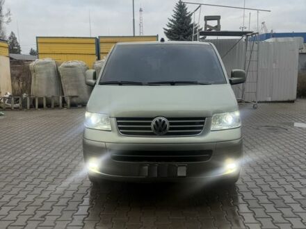 Зеленый Фольксваген Мультиван, объемом двигателя 2.5 л и пробегом 320 тыс. км за 11000 $, фото 1 на Automoto.ua