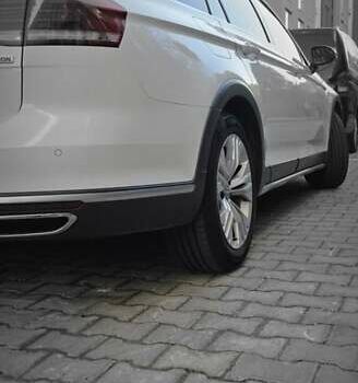 Білий Фольксваген Пассат Альтрак, об'ємом двигуна 2 л та пробігом 241 тис. км за 19800 $, фото 4 на Automoto.ua