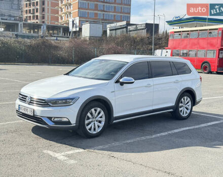 Белый Фольксваген Пассат Альтрак, объемом двигателя 2 л и пробегом 260 тыс. км за 20500 $, фото 2 на Automoto.ua