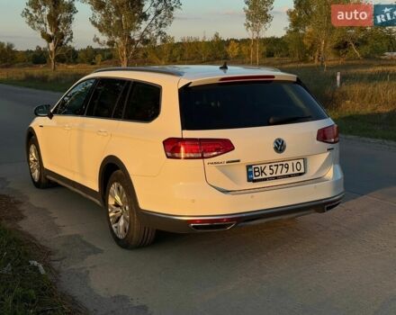 Білий Фольксваген Пассат Альтрак, об'ємом двигуна 2 л та пробігом 213 тис. км за 23500 $, фото 4 на Automoto.ua
