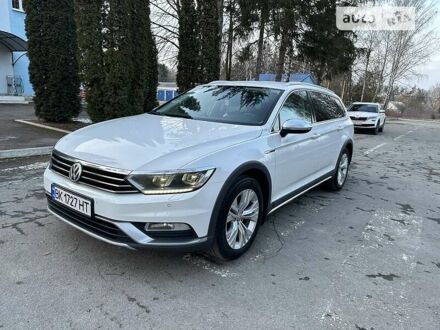 Фольксваген Пассат Альтрак 2017 в Ровно на Automoto.ua Белый Фольксваген Пассат Альтрак, объемом двигателя 2 л и пробегом 294 тыс. км за 18950 $, фото 1 на Automoto.ua