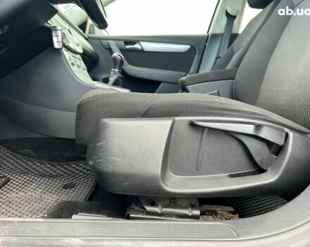 Серый Фольксваген Пассат Б7, объемом двигателя 1.6 л и пробегом 287 тыс. км за 8990 $, фото 18 на Automoto.ua