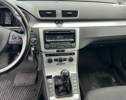 Серый Фольксваген Пассат Б7, объемом двигателя 1.6 л и пробегом 287 тыс. км за 8990 $, фото 27 на Automoto.ua