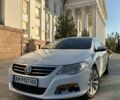 Белый Фольксваген Пассат СС, объемом двигателя 2 л и пробегом 215 тыс. км за 7000 $, фото 1 на Automoto.ua