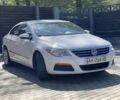 Белый Фольксваген Пассат СС, объемом двигателя 2 л и пробегом 240 тыс. км за 8000 $, фото 1 на Automoto.ua
