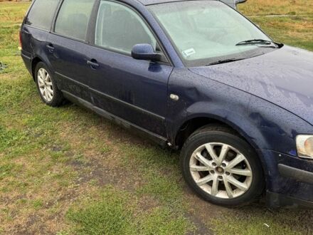 Синий Фольксваген Пассат СС, объемом двигателя 1 л и пробегом 500 тыс. км за 1400 $, фото 1 на Automoto.ua