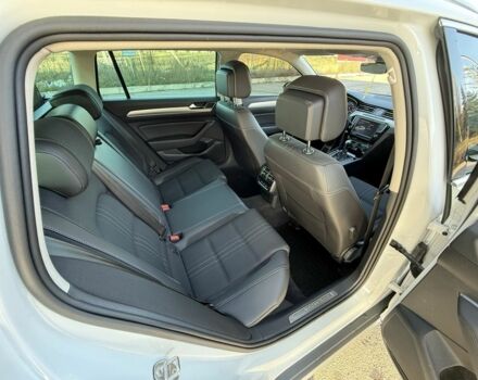 Білий Фольксваген Пассат Варіант, об'ємом двигуна 2 л та пробігом 195 тис. км за 16750 $, фото 6 на Automoto.ua