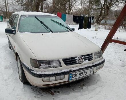 Белый Фольксваген Пассат Вариант, объемом двигателя 1.8 л и пробегом 400 тыс. км за 1900 $, фото 1 на Automoto.ua