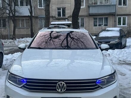 Білий Фольксваген Пассат Варіант, об'ємом двигуна 1.6 л та пробігом 307 тис. км за 13100 $, фото 1 на Automoto.ua