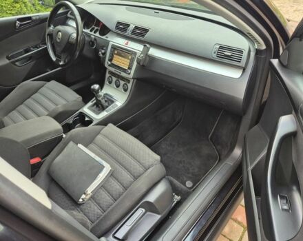 Черный Фольксваген Пассат Вариант, объемом двигателя 2 л и пробегом 224 тыс. км за 2150 $, фото 5 на Automoto.ua