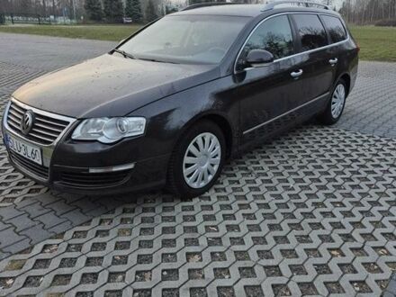 Черный Фольксваген Пассат Вариант, объемом двигателя 2 л и пробегом 210 тыс. км за 1772 $, фото 1 на Automoto.ua