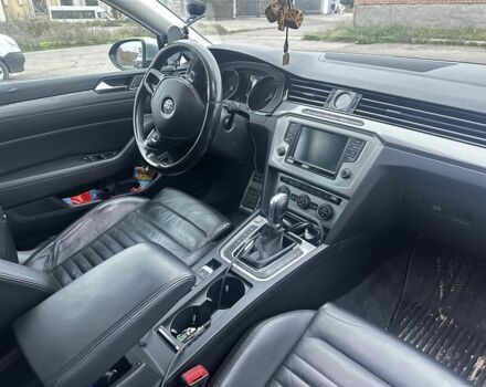 Красный Фольксваген Пассат Вариант, объемом двигателя 2 л и пробегом 227 тыс. км за 19700 $, фото 6 на Automoto.ua