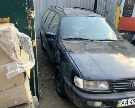 Синий Фольксваген Пассат Вариант, объемом двигателя 1.8 л и пробегом 300 тыс. км за 900 $, фото 2 на Automoto.ua