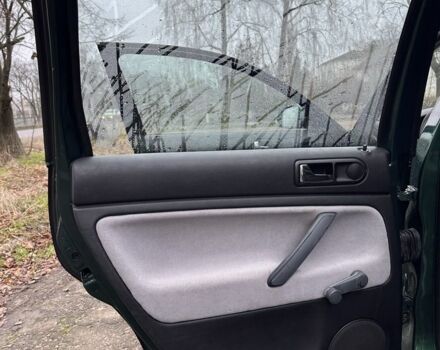 Зеленый Фольксваген Пассат Вариант, объемом двигателя 1.6 л и пробегом 300 тыс. км за 3300 $, фото 11 на Automoto.ua