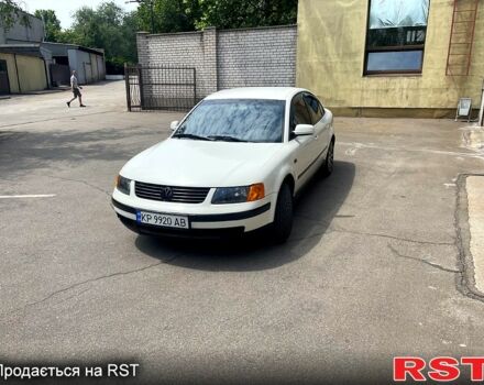 Белый Фольксваген Пассат, объемом двигателя 1.6 л и пробегом 304 тыс. км за 3499 $, фото 1 на Automoto.ua