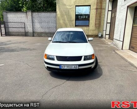 Белый Фольксваген Пассат, объемом двигателя 1.6 л и пробегом 304 тыс. км за 3499 $, фото 3 на Automoto.ua