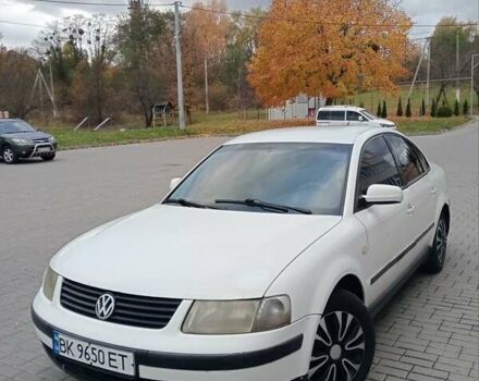 Белый Фольксваген Пассат, объемом двигателя 1.8 л и пробегом 323 тыс. км за 2799 $, фото 1 на Automoto.ua