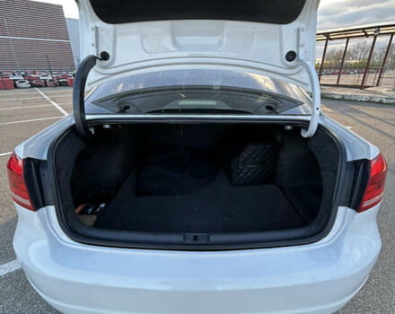 Білий Фольксваген Пассат, об'ємом двигуна 2.5 л та пробігом 240 тис. км за 8500 $, фото 12 на Automoto.ua