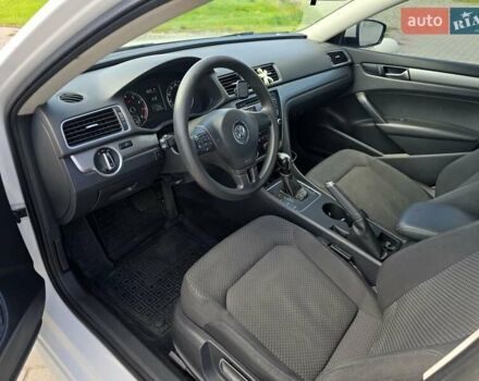 Белый Фольксваген Пассат, объемом двигателя 2.5 л и пробегом 155 тыс. км за 11500 $, фото 16 на Automoto.ua