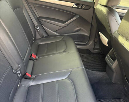 Білий Фольксваген Пассат, об'ємом двигуна 2.5 л та пробігом 220 тис. км за 10000 $, фото 13 на Automoto.ua