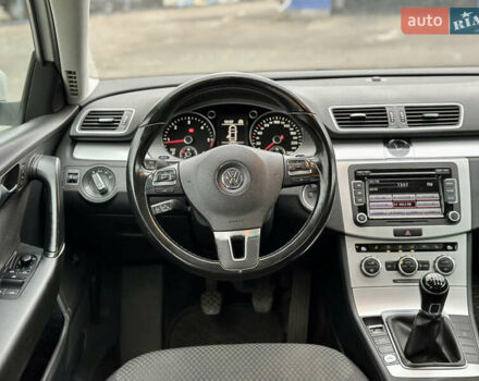 Фольксваген Пассат 2013 в Киеве на Automoto.ua Белый Фольксваген Пассат, объемом двигателя 1.6 л и пробегом 194 тыс. км за 11400 $, фото 10 на Automoto.ua