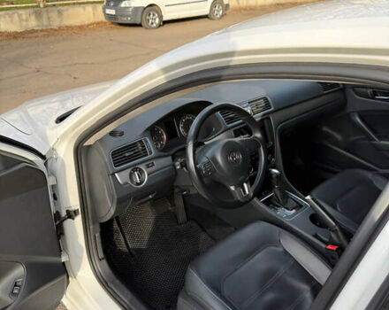 Білий Фольксваген Пассат, об'ємом двигуна 2.5 л та пробігом 220 тис. км за 10000 $, фото 11 на Automoto.ua