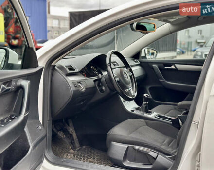 Фольксваген Пассат 2013 в Киеве на Automoto.ua Белый Фольксваген Пассат, объемом двигателя 1.6 л и пробегом 194 тыс. км за 11400 $, фото 8 на Automoto.ua