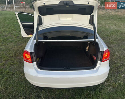 Фольксваген Пассат 2013 в Новоукраинке на Automoto.ua Белый Фольксваген Пассат, объемом двигателя 1.97 л и пробегом 181 тыс. км за 13300 $, фото 16 на Automoto.ua