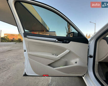 Белый Фольксваген Пассат, объемом двигателя 2.5 л и пробегом 210 тыс. км за 10000 $, фото 6 на Automoto.ua