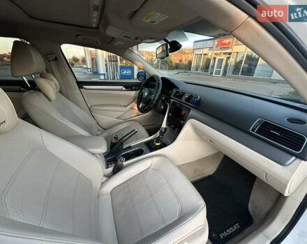 Белый Фольксваген Пассат, объемом двигателя 2.5 л и пробегом 210 тыс. км за 10000 $, фото 5 на Automoto.ua