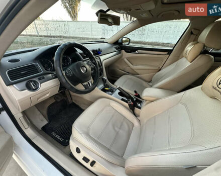 Белый Фольксваген Пассат, объемом двигателя 2.5 л и пробегом 210 тыс. км за 10000 $, фото 4 на Automoto.ua