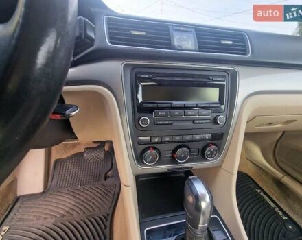 Фольксваген Пассат 2013 в Запорожье на Automoto.ua Белый Фольксваген Пассат, объемом двигателя 2.48 л и пробегом 192 тыс. км за 10500 $, фото 6 на Automoto.ua