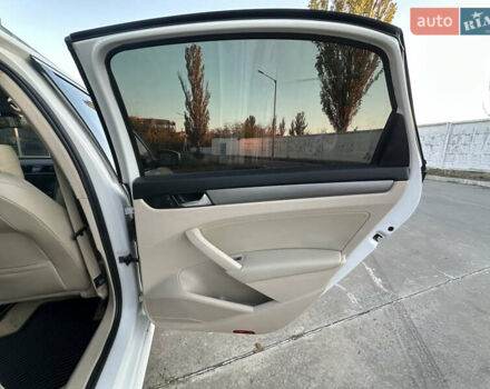 Белый Фольксваген Пассат, объемом двигателя 2.5 л и пробегом 210 тыс. км за 10000 $, фото 11 на Automoto.ua