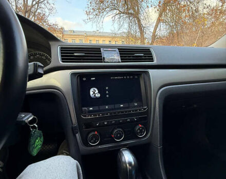 Білий Фольксваген Пассат, об'ємом двигуна 2.5 л та пробігом 220 тис. км за 10000 $, фото 25 на Automoto.ua