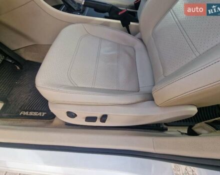 Фольксваген Пассат 2013 в Запорожье на Automoto.ua Белый Фольксваген Пассат, объемом двигателя 2.48 л и пробегом 192 тыс. км за 10500 $, фото 3 на Automoto.ua