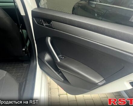 Белый Фольксваген Пассат, объемом двигателя 2.5 л и пробегом 181 тыс. км за 10000 $, фото 5 на Automoto.ua